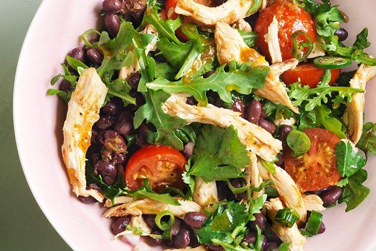 Salade de poulet, haricots, tomates et roquette