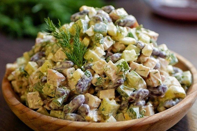 Salade de haricots, poulet et champignons
