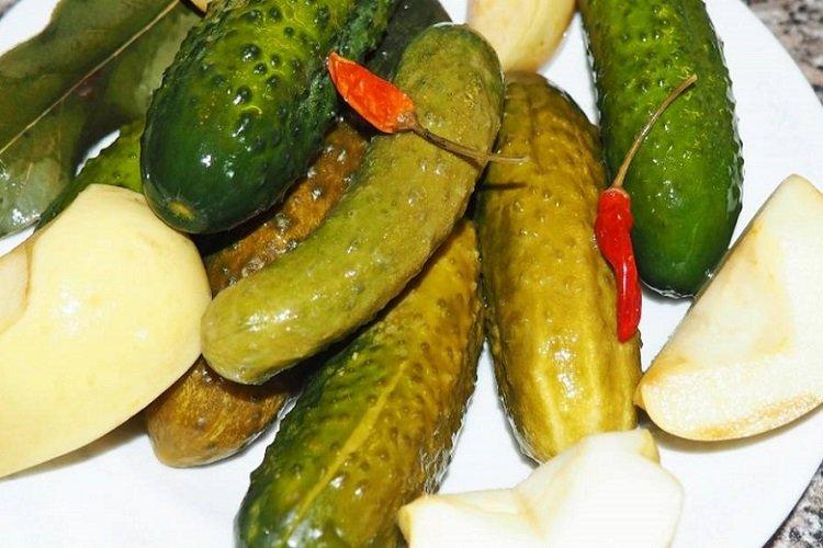 Concombres légèrement salés avec pomme et céleri