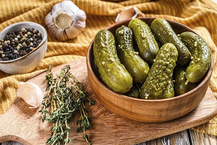 Concombres légèrement salés à la coriandre et à l'estragon