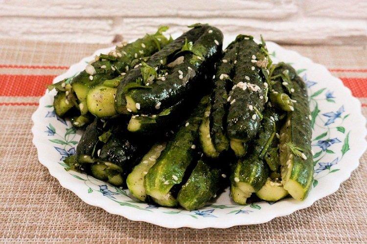 Concombres légèrement salés avec sauce soja et graines de sésame