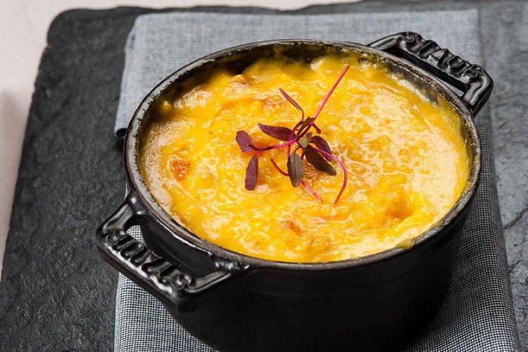 Bouillie de millet au curcuma au lait