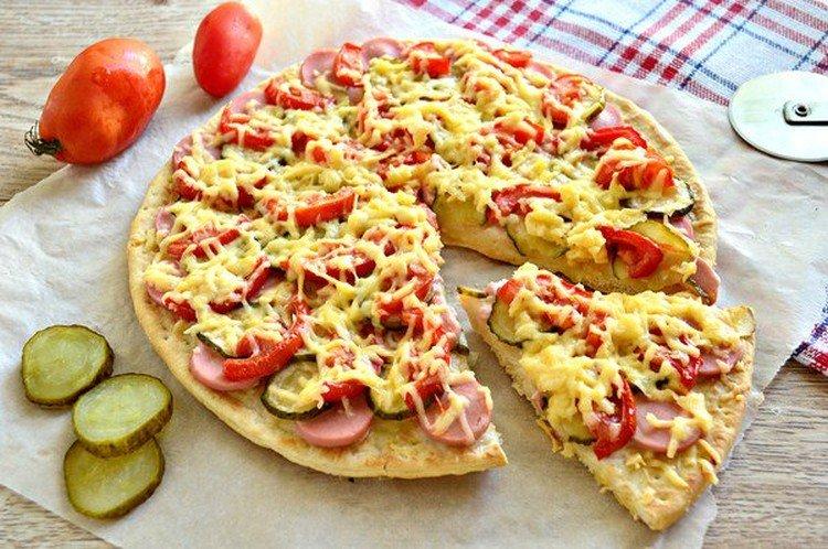 Avec saucisses, champignons et cornichons