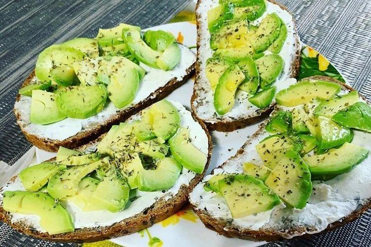 Bruschetta au fromage à la crème et avocat
