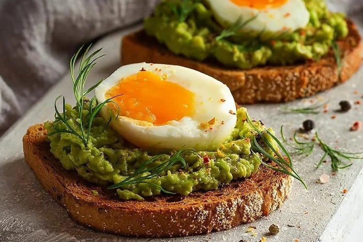 Bruschetta à l'avocat et à l'oeuf