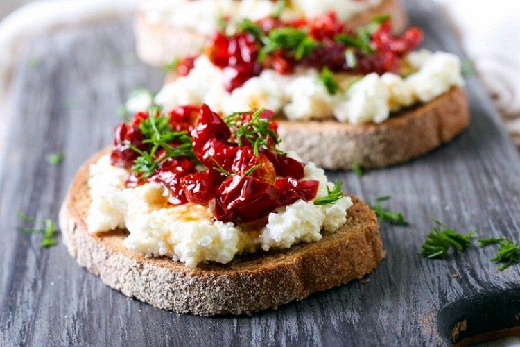 Bruschetta au chèvre et tomates séchées