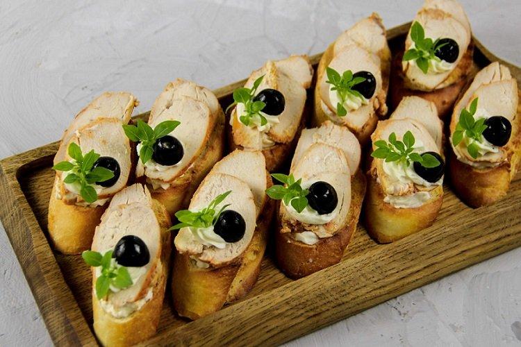 Bruschetta à la dinde, pesto et olives