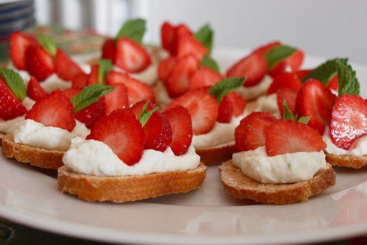 Bruschetta au fromage blanc et fraises