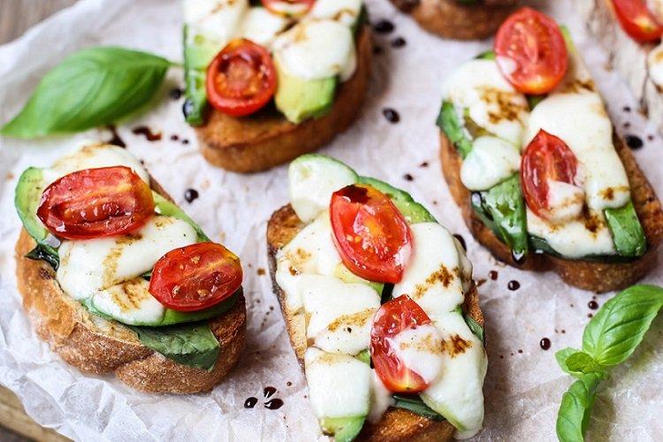 Bruschetta à la mozzarella et aux tomates