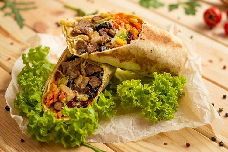 Burrito de style coréen avec de la viande et des carottes