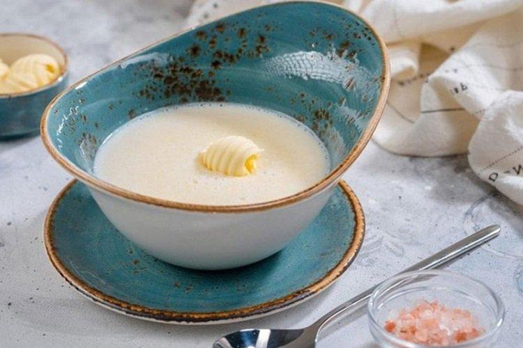 Bouillie de semoule sans grumeaux dans le lait