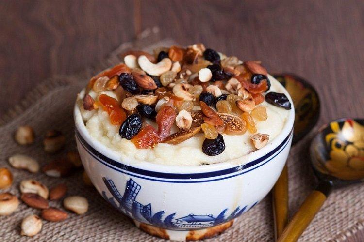 Bouillie de semoule Guryev avec lait et crème