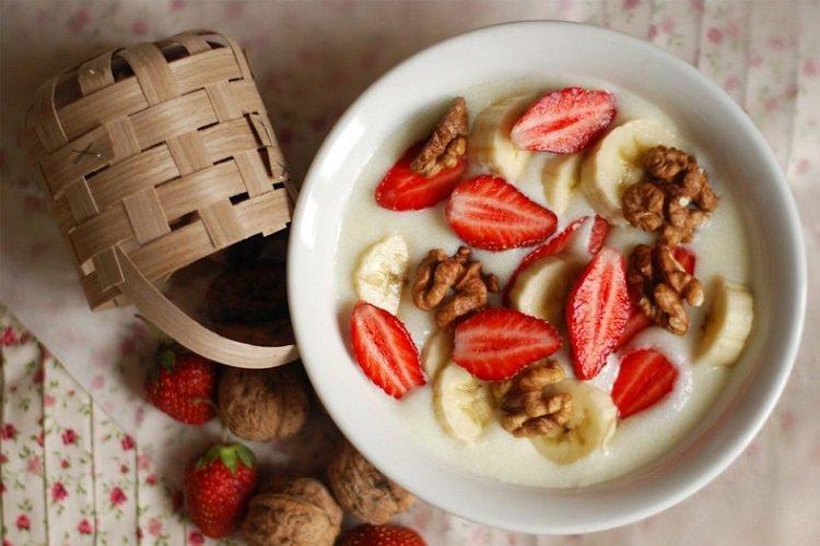 Bouillie de semoule de lait avec noix, fraises et bananes
