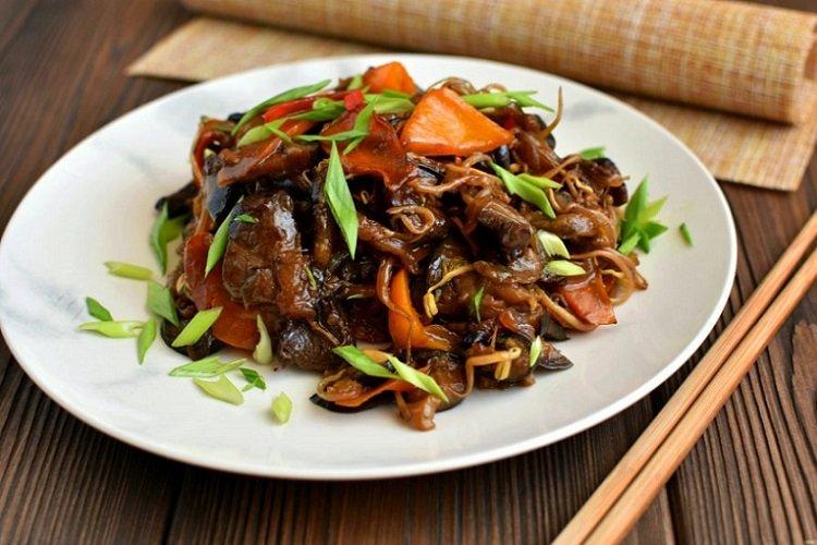 Salade tiède aux aubergines et au boeuf