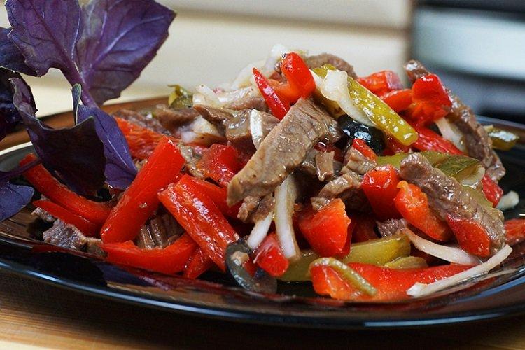 Salade d'aubergines, boeuf et cornichons