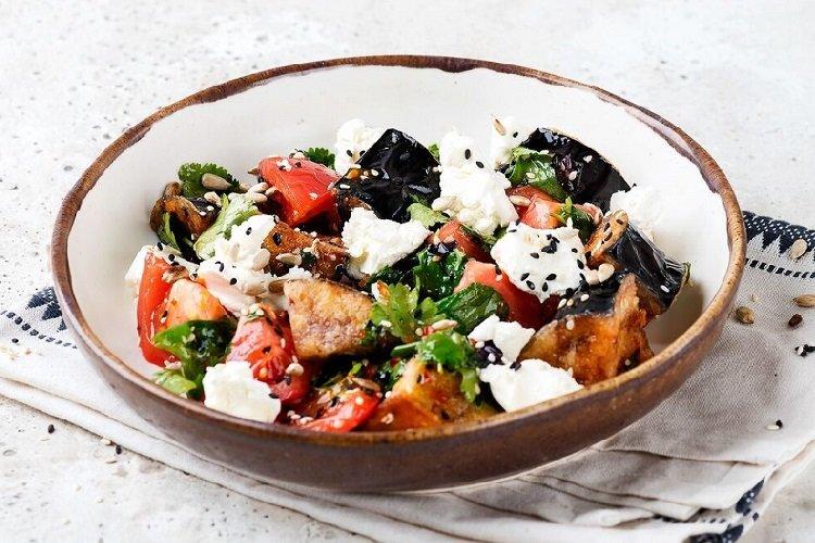 Salade d'aubergines croustillantes et fromage à la crème