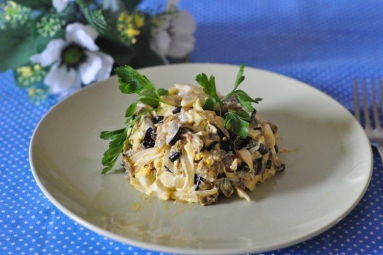 Salade d'aubergines frites et oignons marinés
