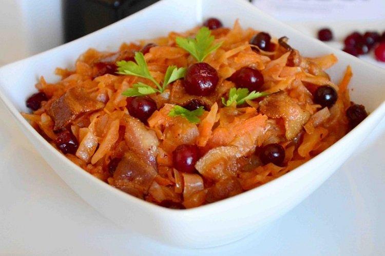 Chou mijoté aux pommes et canneberges