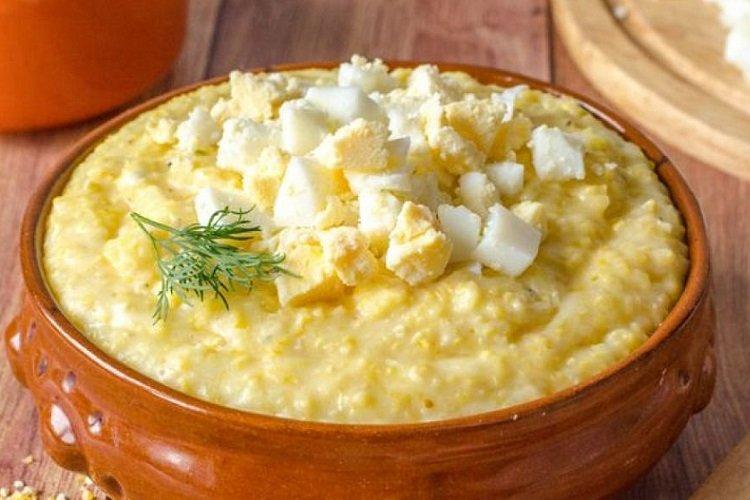 Bouillie de maïs avec œuf et fromage à la crème