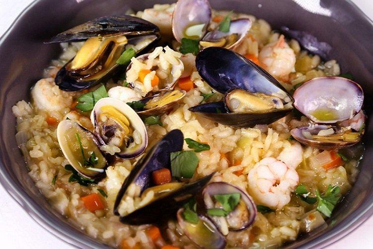 Bouillie de riz aux moules et crevettes