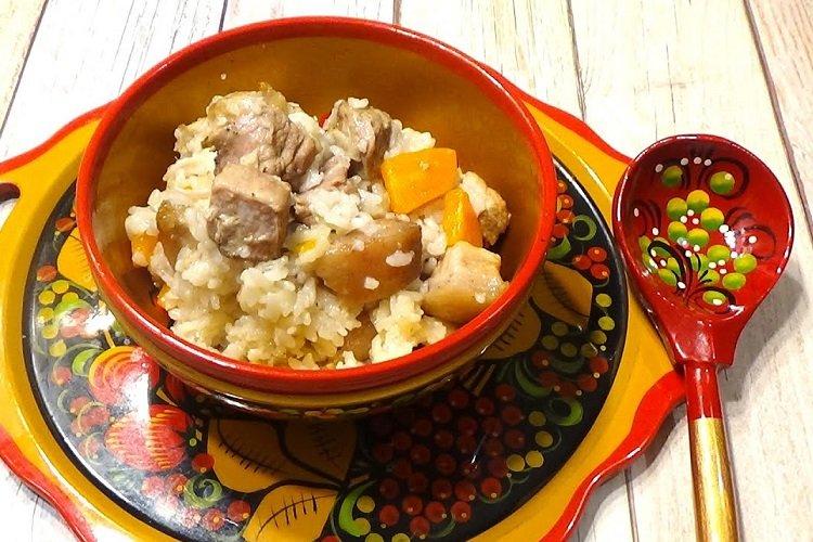 Bouillie de riz avec du porc au four