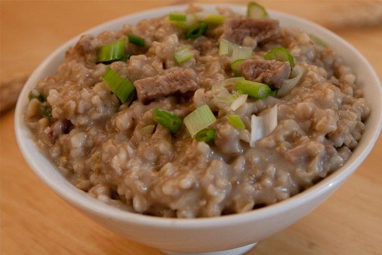 Gruau avec de la viande