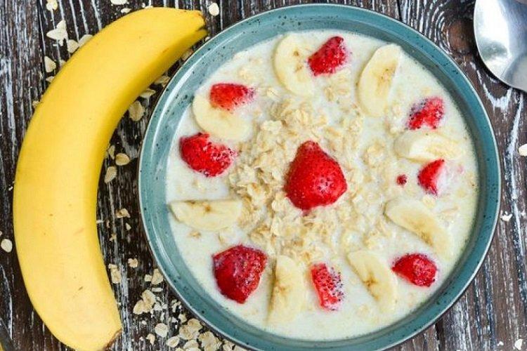 Bouillie d'avoine avec fraises et banane