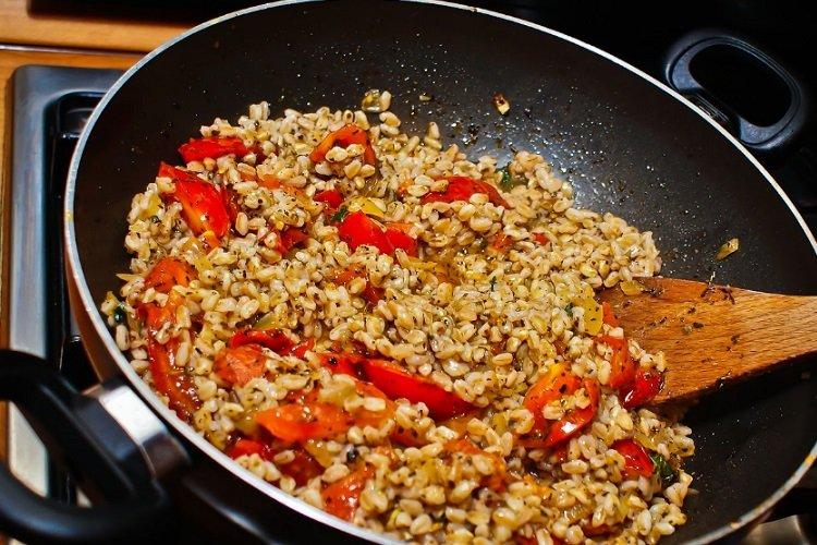 Bouillie de blé entier avec tomates et menthe