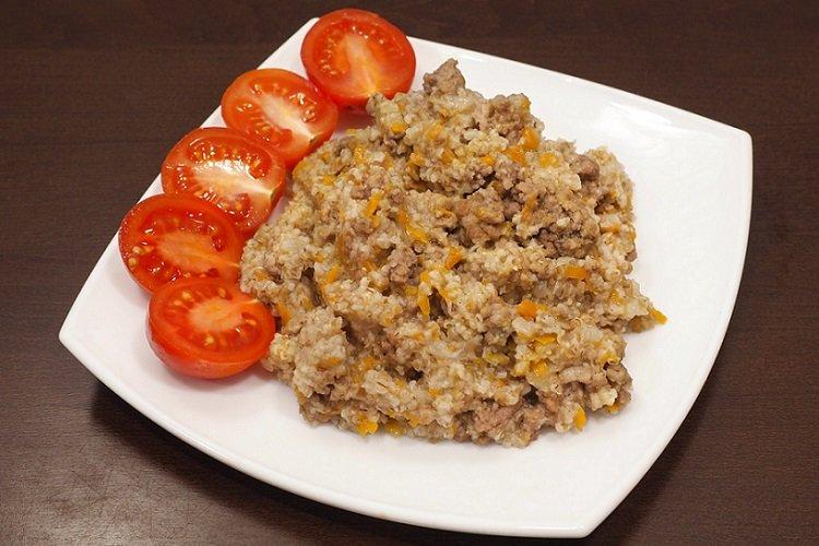 Bouillie de blé avec de la viande hachée