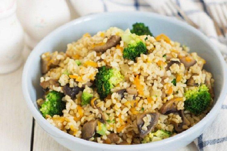 Bouillie de blé avec brocoli et champignons