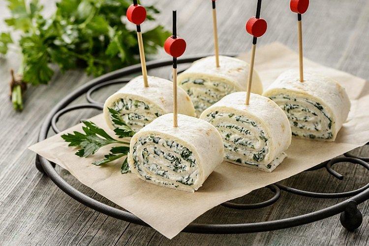 Lavash avec fromage cottage, herbes et ail