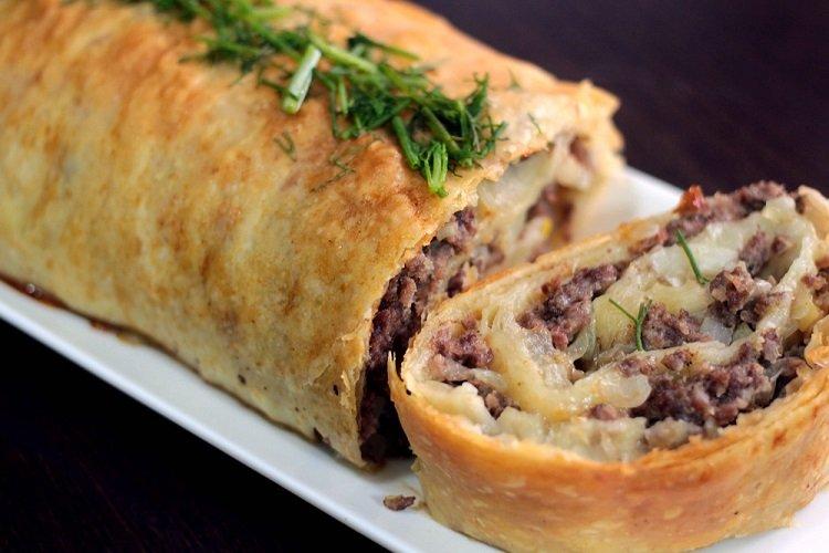 Lavash avec viande hachée et fromage