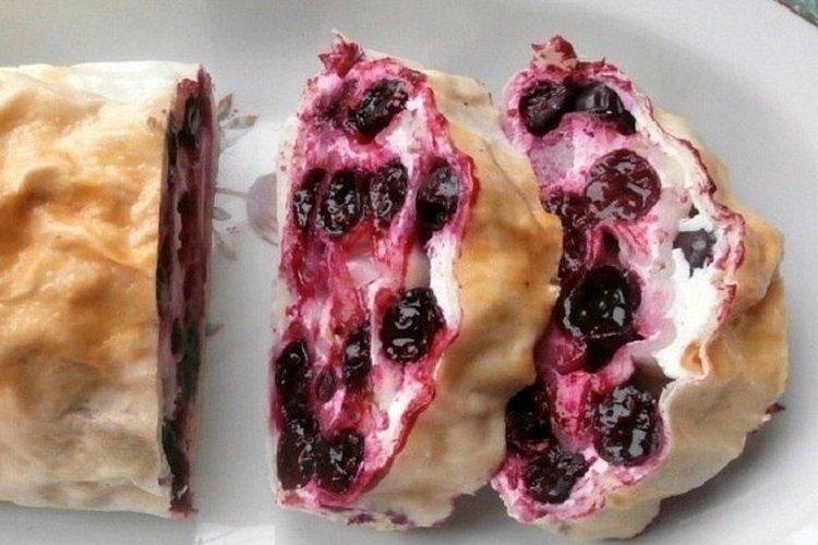 Lavash farci au fromage cottage et aux cerises