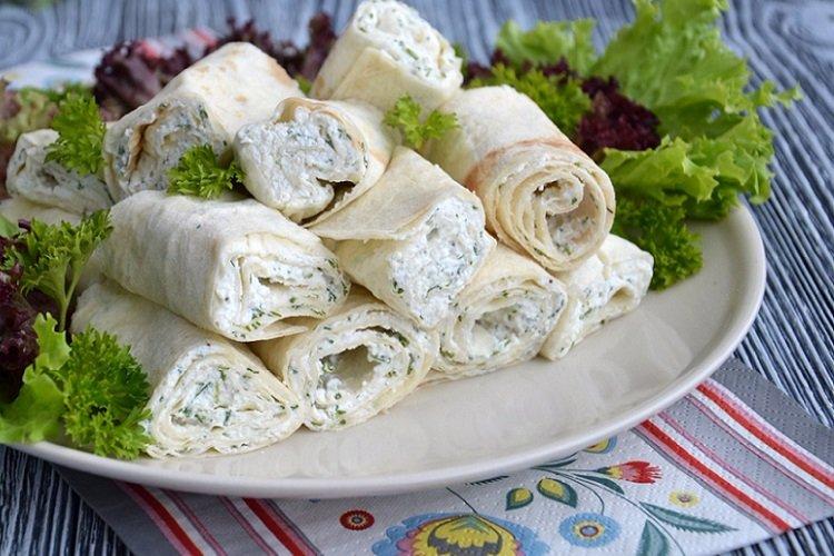 Lavash farci au fromage fondu, herbes et ail