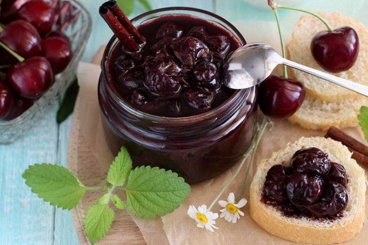Confiture de cerises à la cannelle et à la vanille