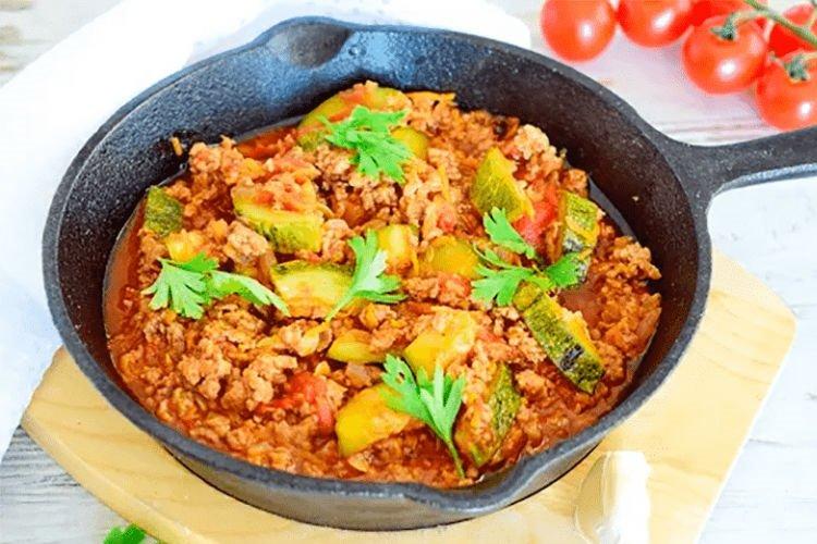 Courgettes mijotées à la viande hachée