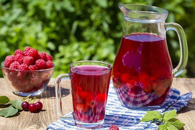 Compote de cerises aux baies et feuilles de framboisier