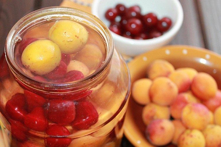 Compote de cerises et d'abricots