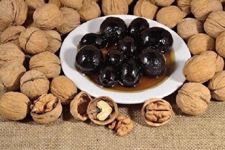 Confiture de noix vertes aux écorces