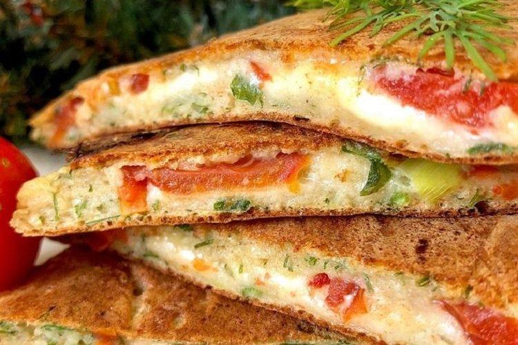 Tortillas au fromage avec tomate et oeuf