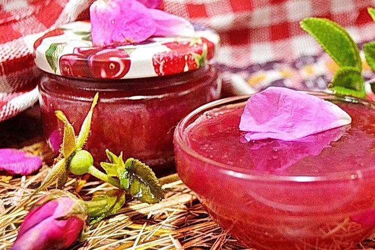Confiture aux pétales de rose et aux cynorrhodons