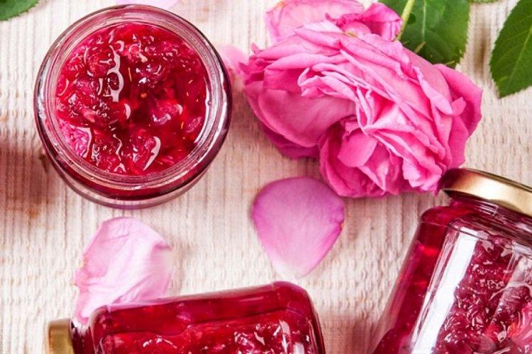 Confiture de pétales de rose et de rhubarbe