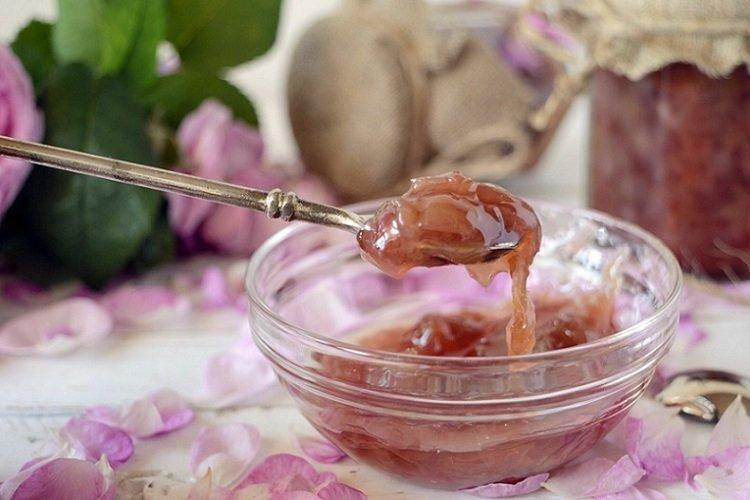 Confiture aux pétales de rose et à la gélatine
