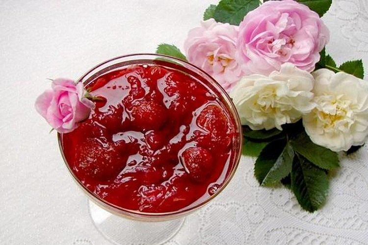 Confiture aux fraises et pétales de rose