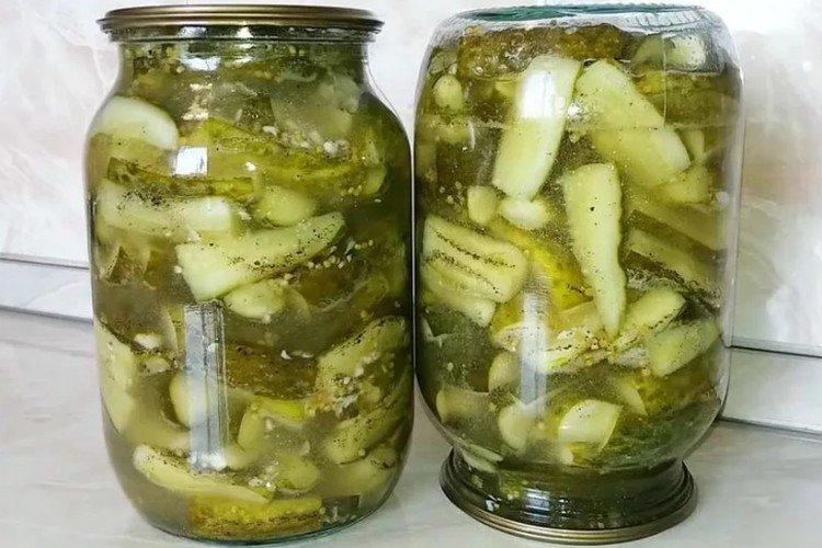 Salade de concombres et moutarde pour l'hiver