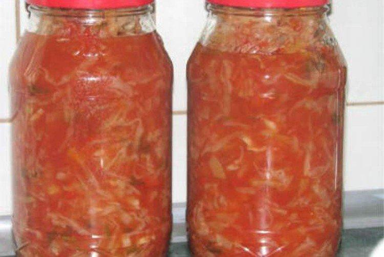 Salade au chou et au jus de tomate pour l'hiver