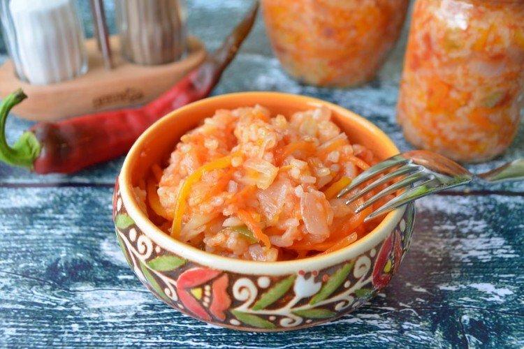 Salade de tomates, poivrons, carottes et riz pour l'hiver