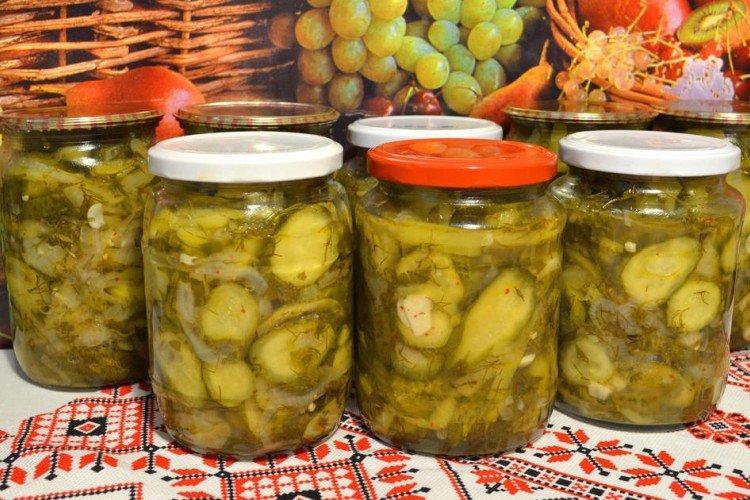Salade de concombres et d'herbes pour l'hiver
