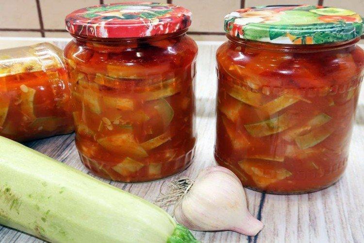 Salade de courgettes au concentré de tomates pour l'hiver
