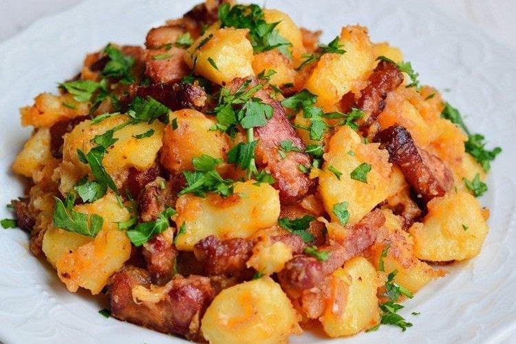 Compote de pommes de terre aux viandes fumées